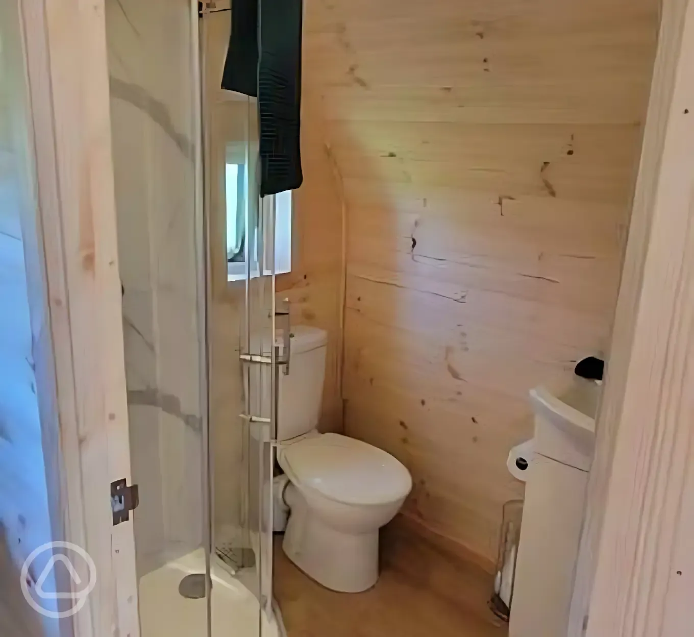 The Bee Hive ensuite bathroom