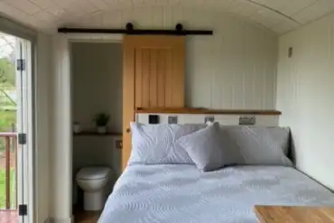 Woodpecker shepherd's hut bedroom