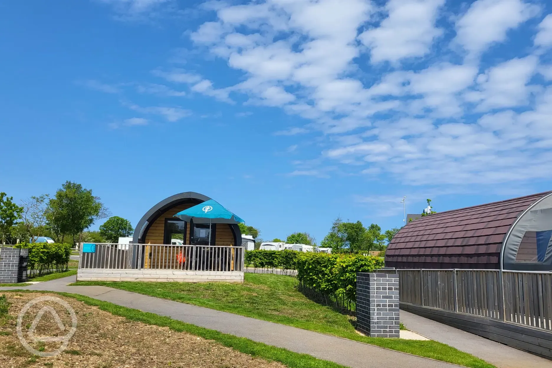 Universally accessible glamping pod and glamping cabin