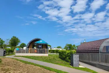 Universally accessible glamping pod and glamping cabin