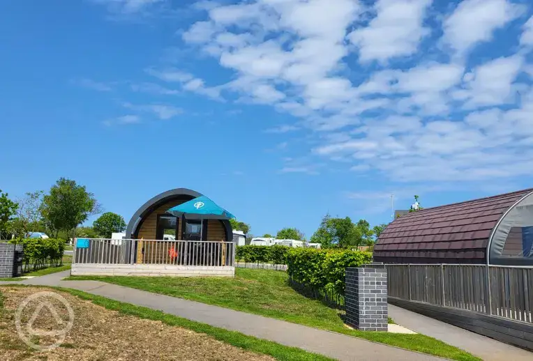 Universally accessible glamping pod and glamping cabin