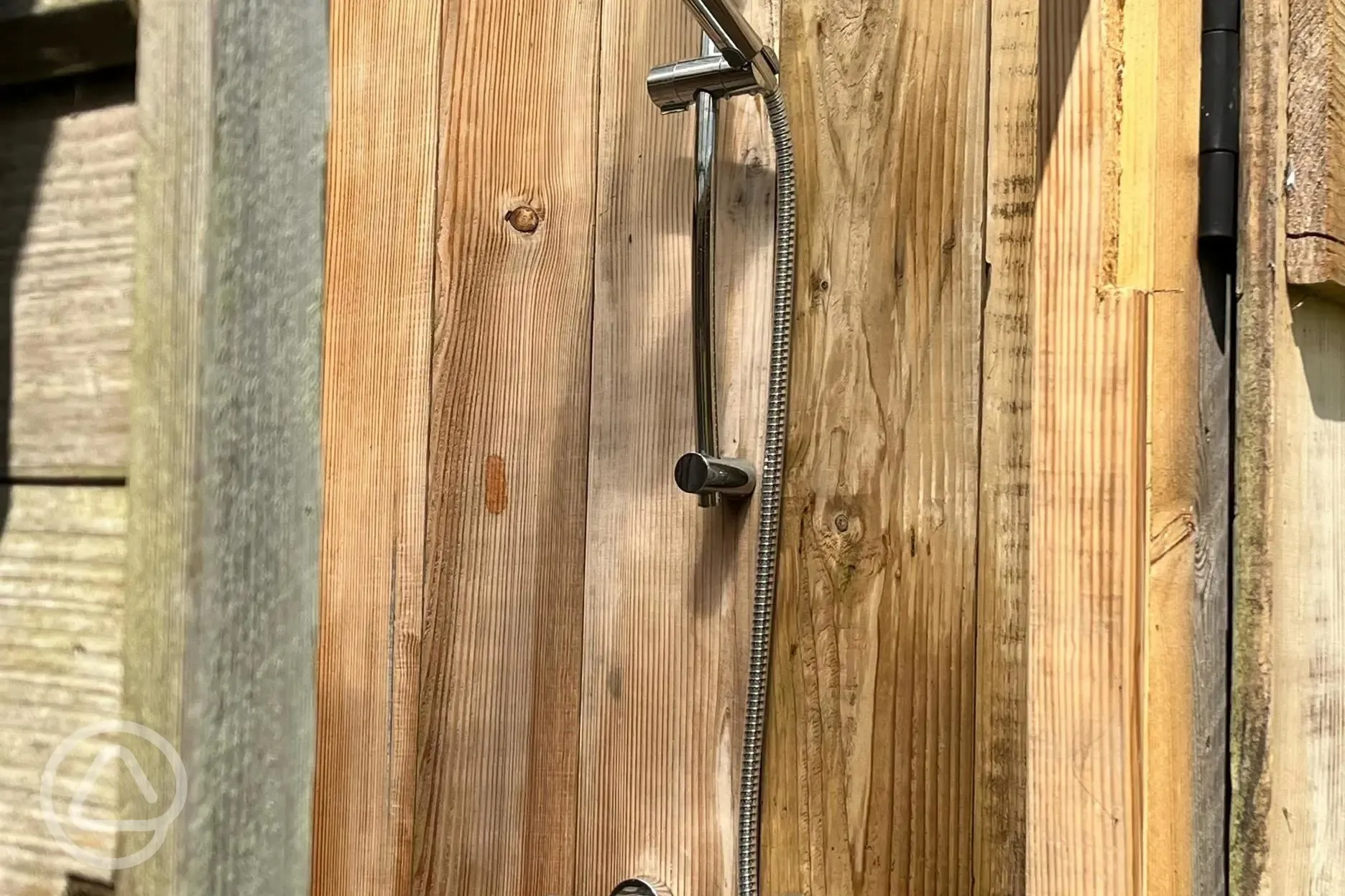Shower with hot water at Giddy Farm