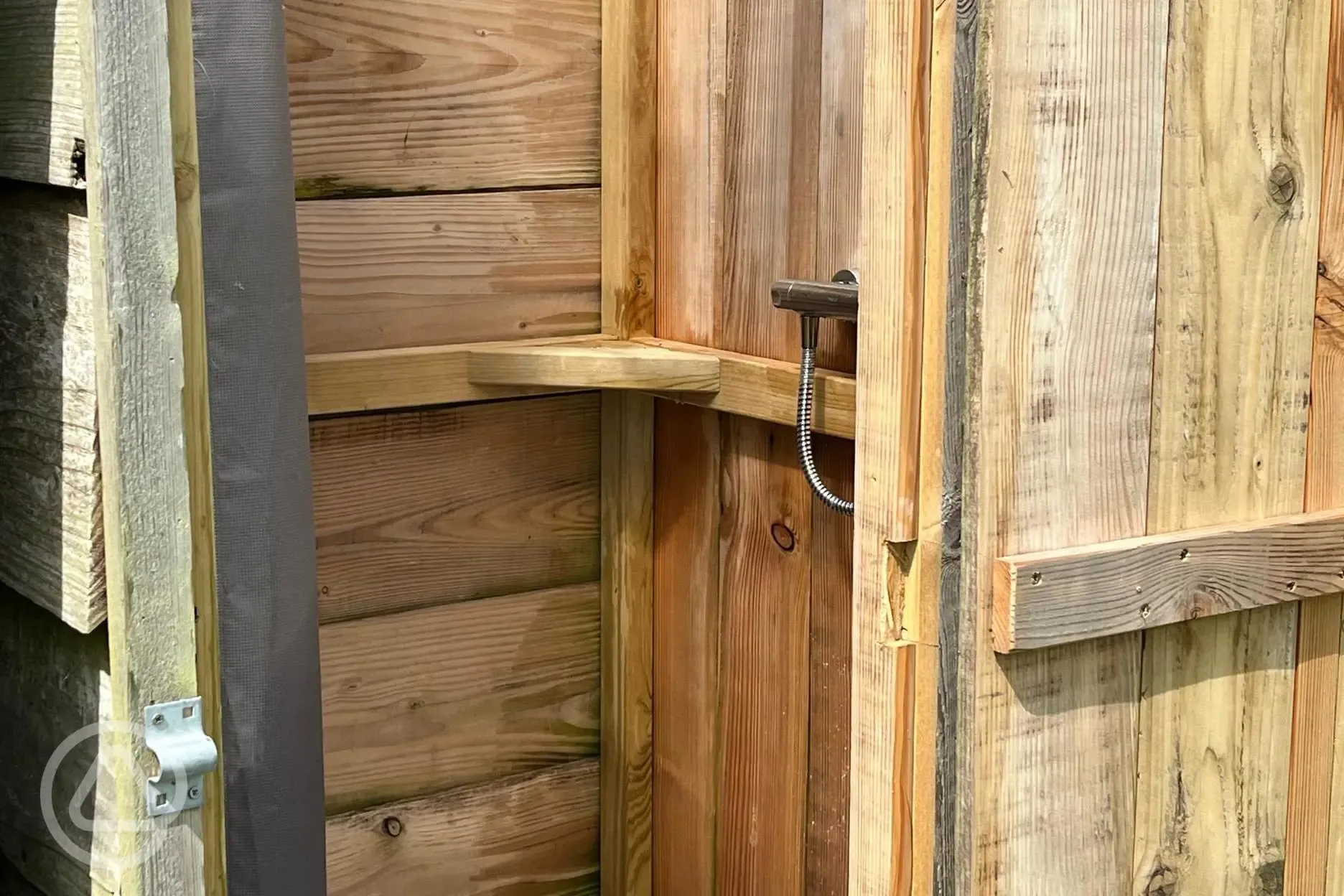 Shower with hot water at Giddy Farm