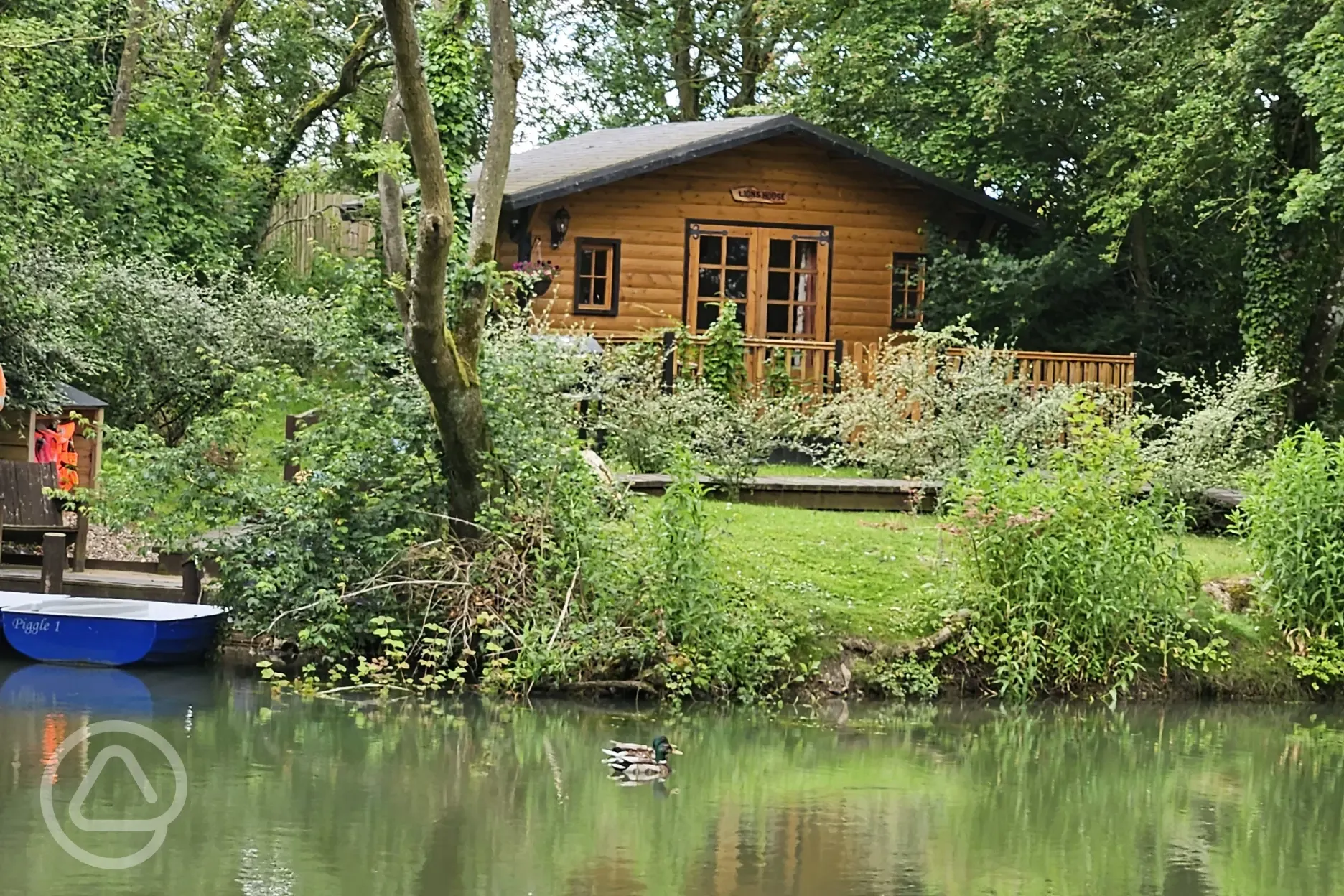 Beaver's House Lodge overlooking water