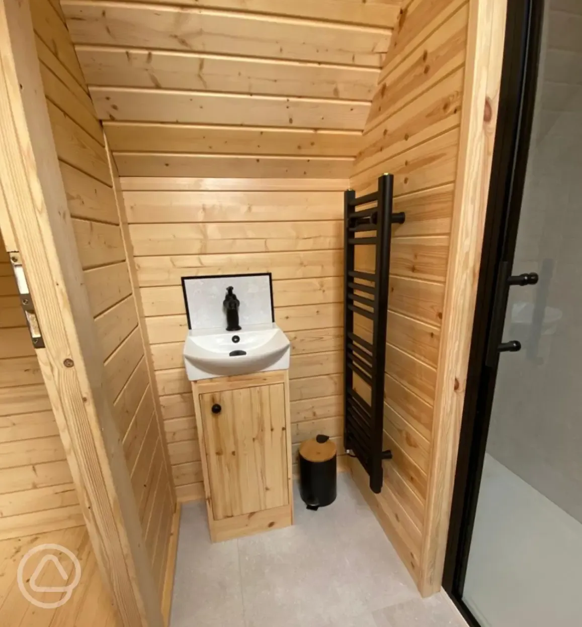 Glamping cabin ensuite bathroom