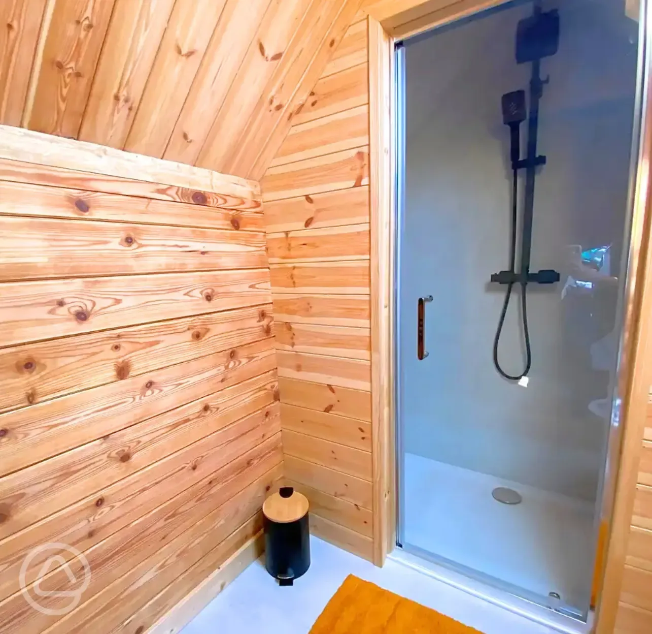 Glamping cabin ensuite bathroom