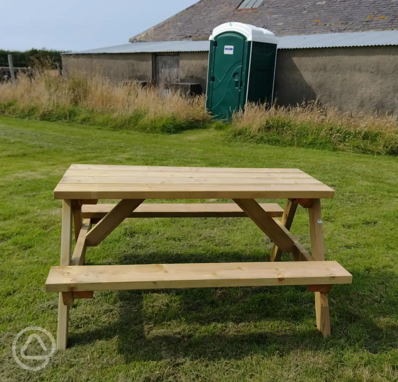 Private portable toilet and bench for the paddock pitch