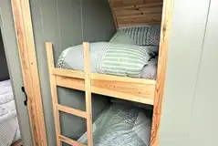 Single bunk bed in the ensuite pod with bedding and towels