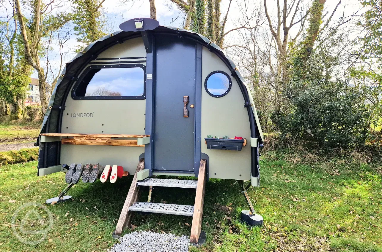 Wainwrights Den medium Landpod with small steps and shoe hooks (dog friendly)