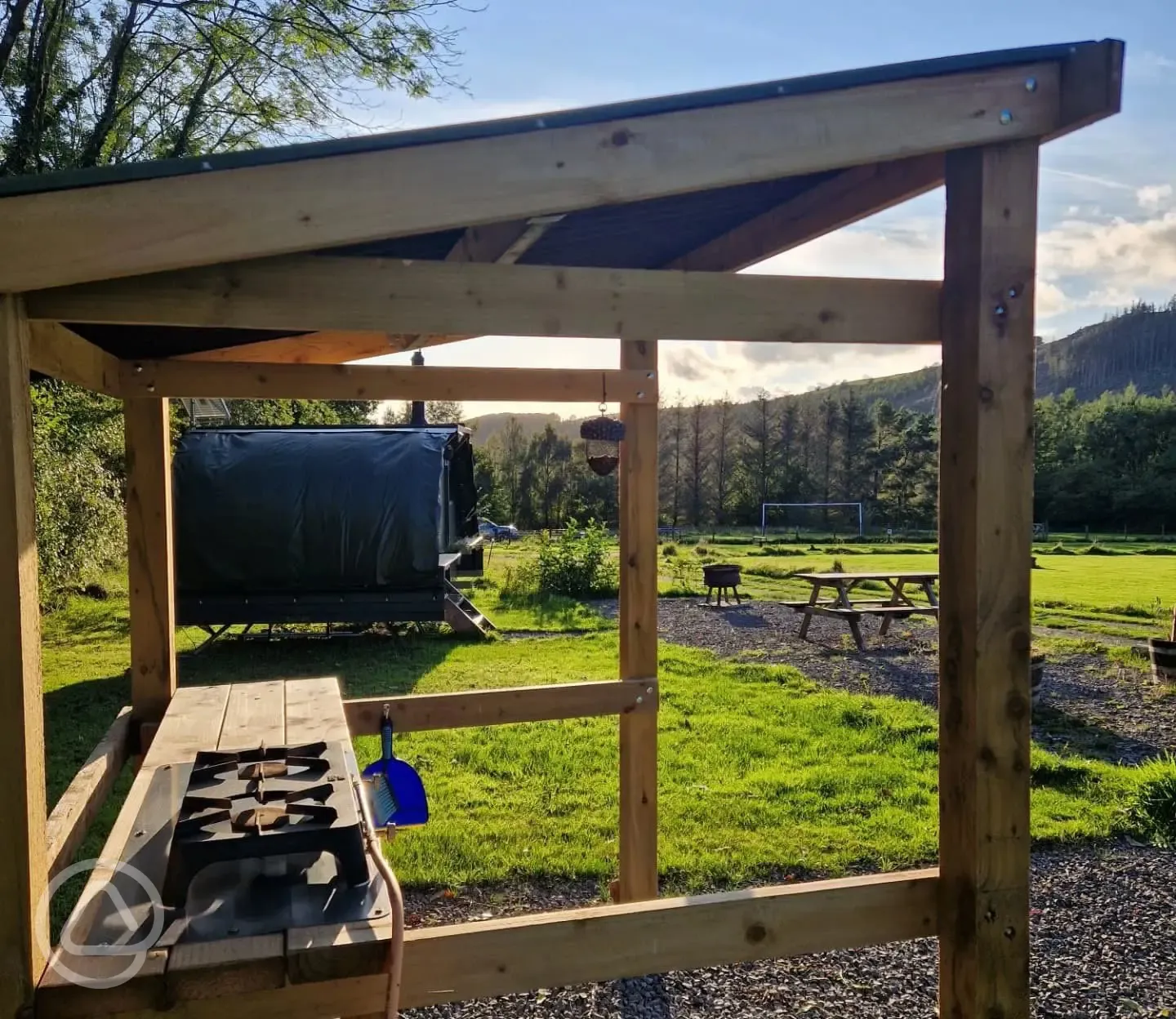 Four person Landpod outdoor kitchen with a gas stove