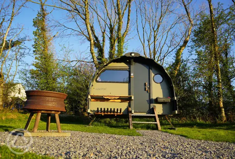 Wainwrights Den medium Landpod with a fire pit