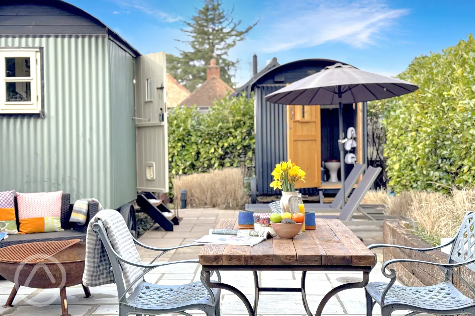 Shepherd's hut and private garden 