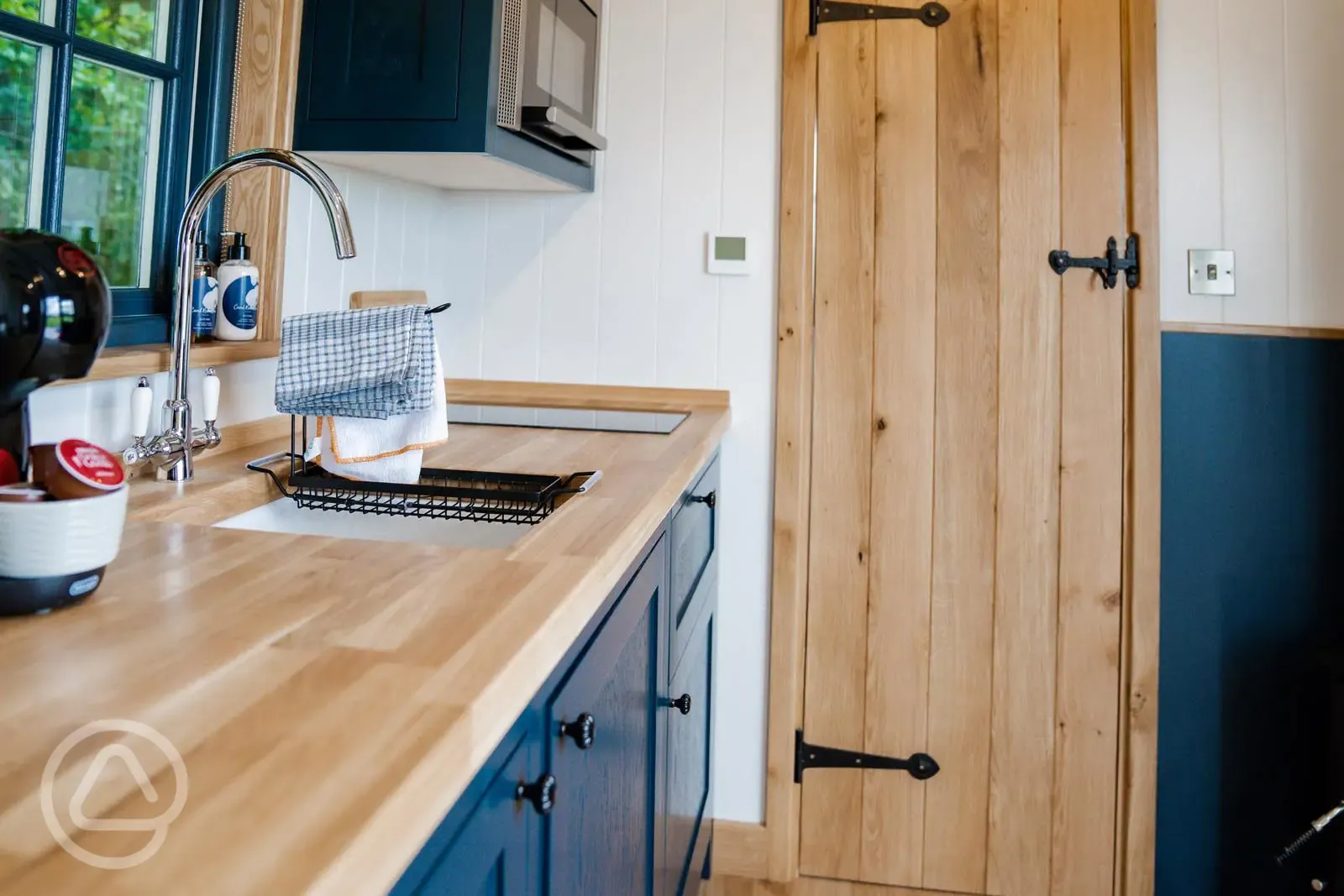 The Dalesbred shepherd's hut kitchenette