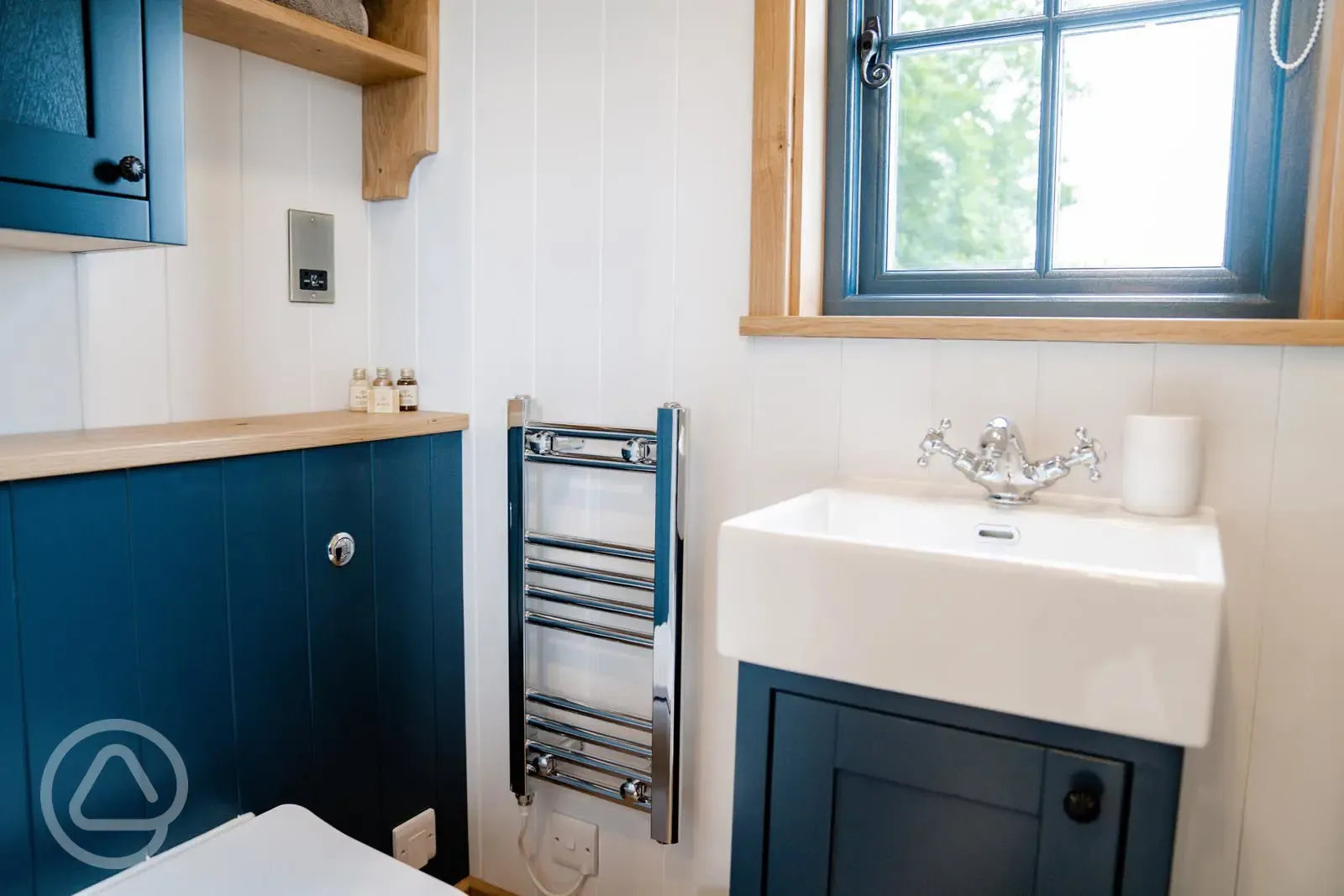 The Dalesbred shepherd's hut bathroom