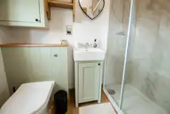 The Wensleydale shepherd's hut bathroom