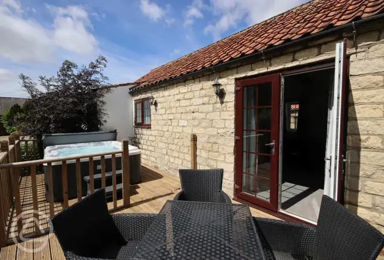 Cottage with a hot tub