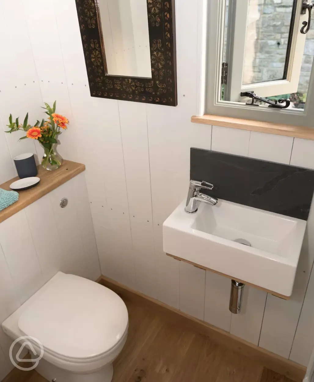 Shepherd's hut ensuite bathroom