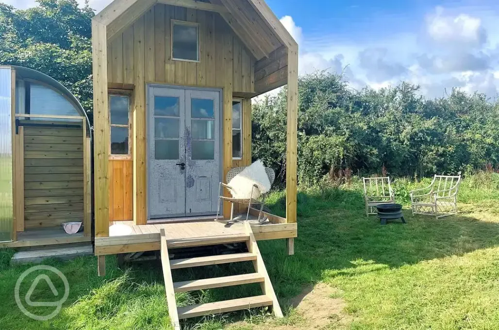 Ninho shepherd's hut and private bathroom