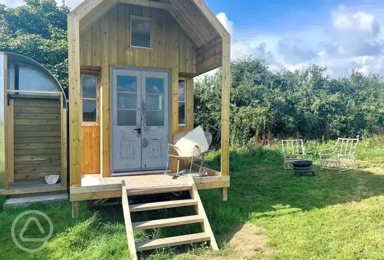 Ninho shepherd's hut and private bathroom at Little Wilderness