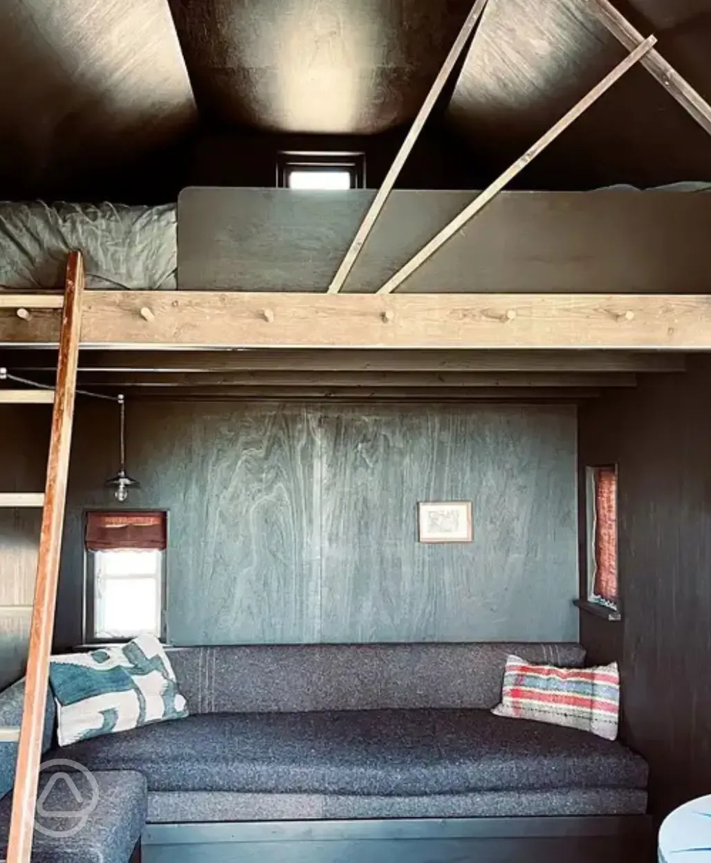 Ninho shepherd's hut interior
