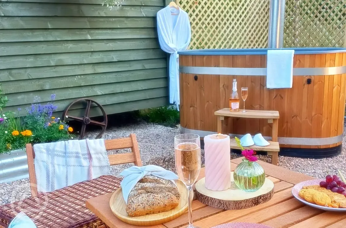 Botanist shepherd's hut outdoor area and hot tub