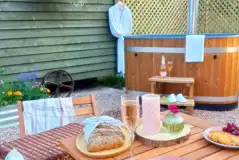 Botanist shepherd's hut outdoor area and hot tub