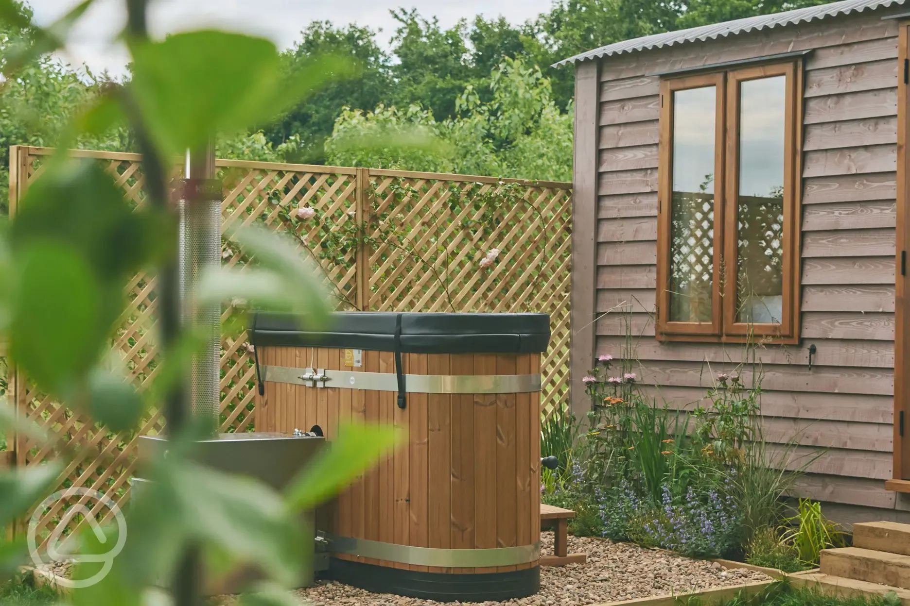 Heartwood shepherd's hut garden and hot tub