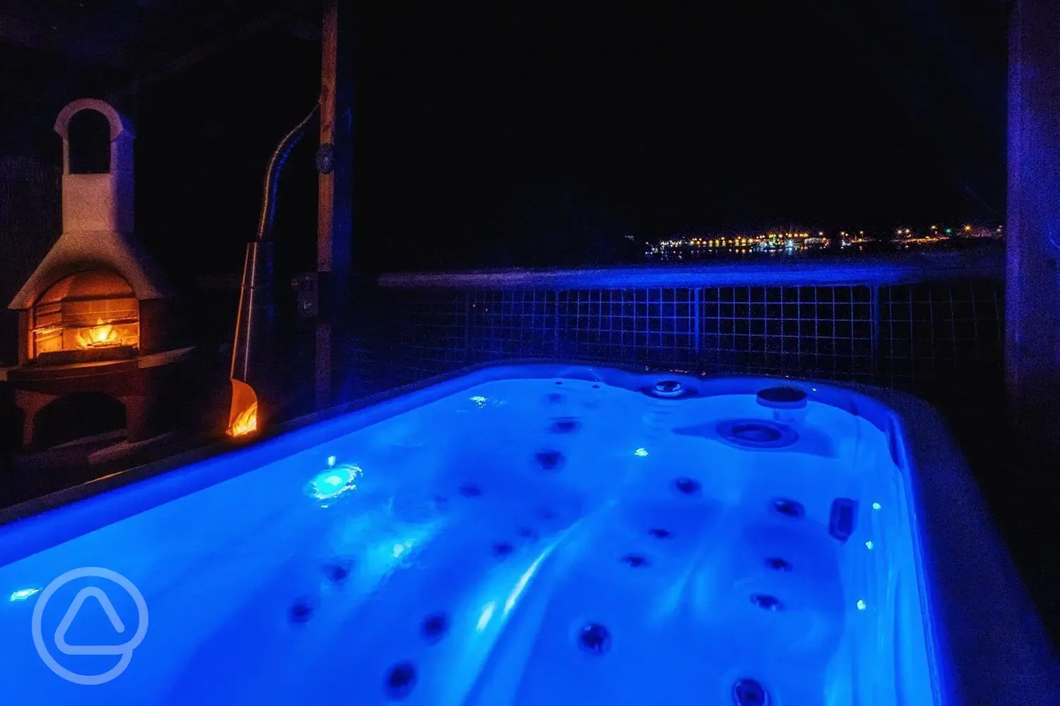 Mountview pod hot tub at night