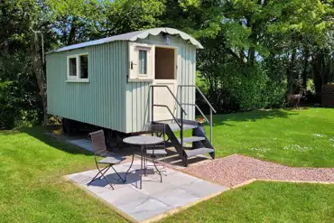 Noddfa shepherd's hut with outdoor patio and seating