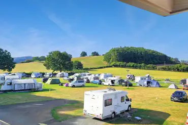 Overview of the camping field at Hay-on-Wye Caravan Park