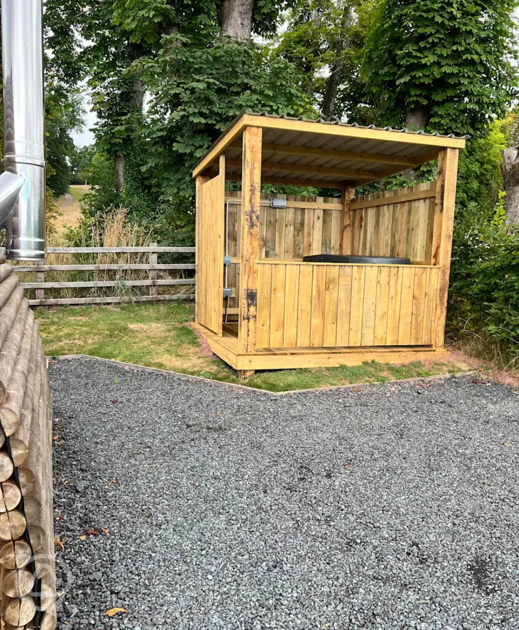 Celyn Glamping Pod hot tub