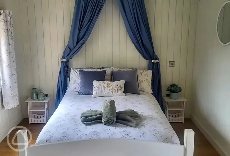 Bilynda Rose ensuite shepherd's hut bed