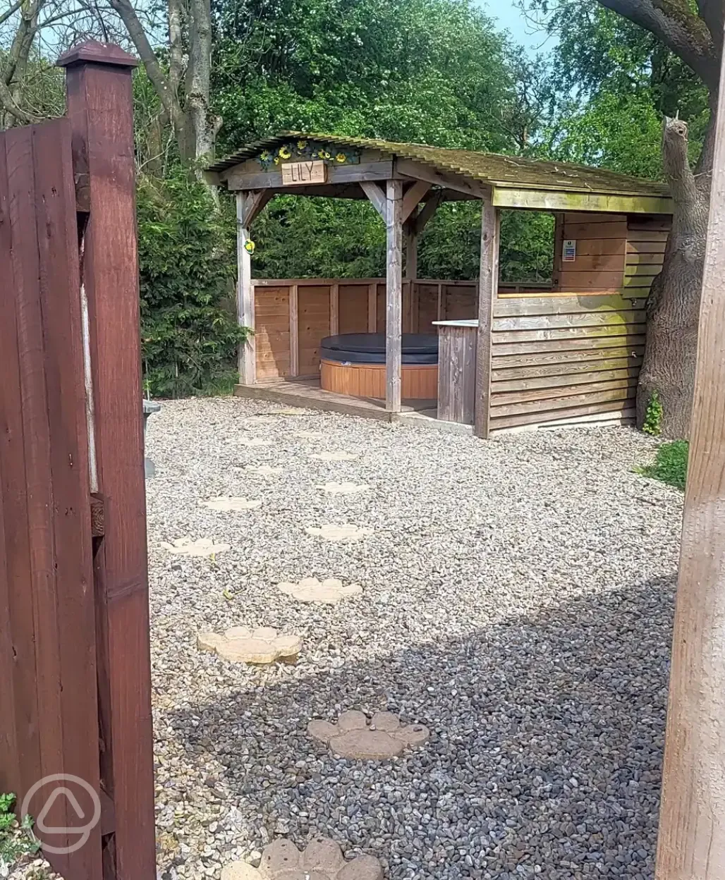 Lily ensuite shepherd's hut private hot tub