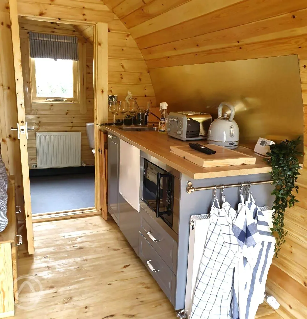 Ensuite glamping pod (four person) kitchen