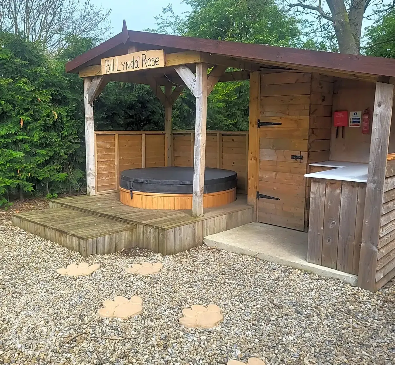 Bilynda Rose ensuite shepherd's hut hot tub