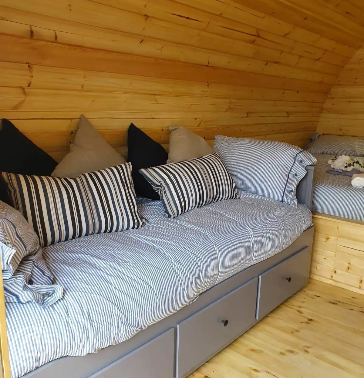 Ensuite glamping pod (four person) sofa bed