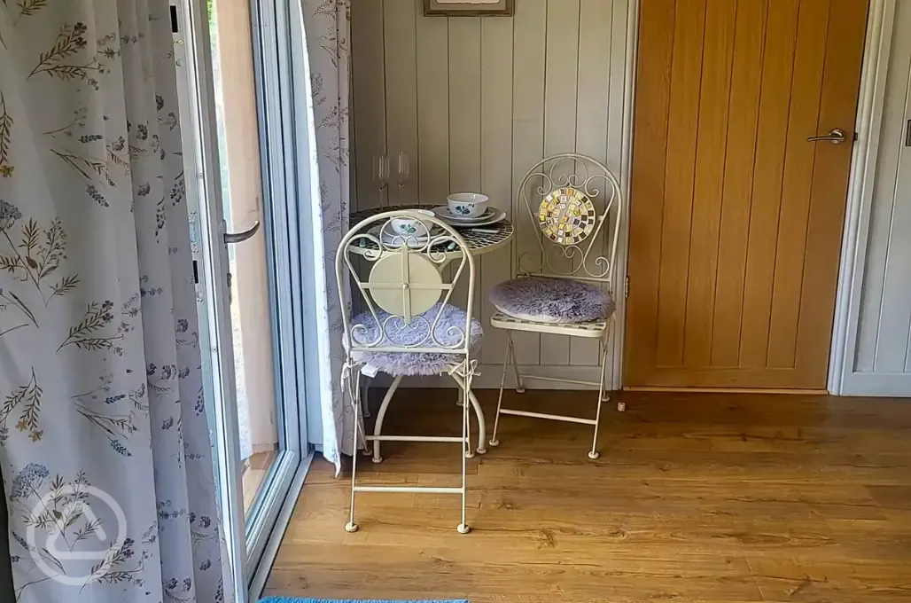 Bilynda Rose ensuite shepherd's hut interior