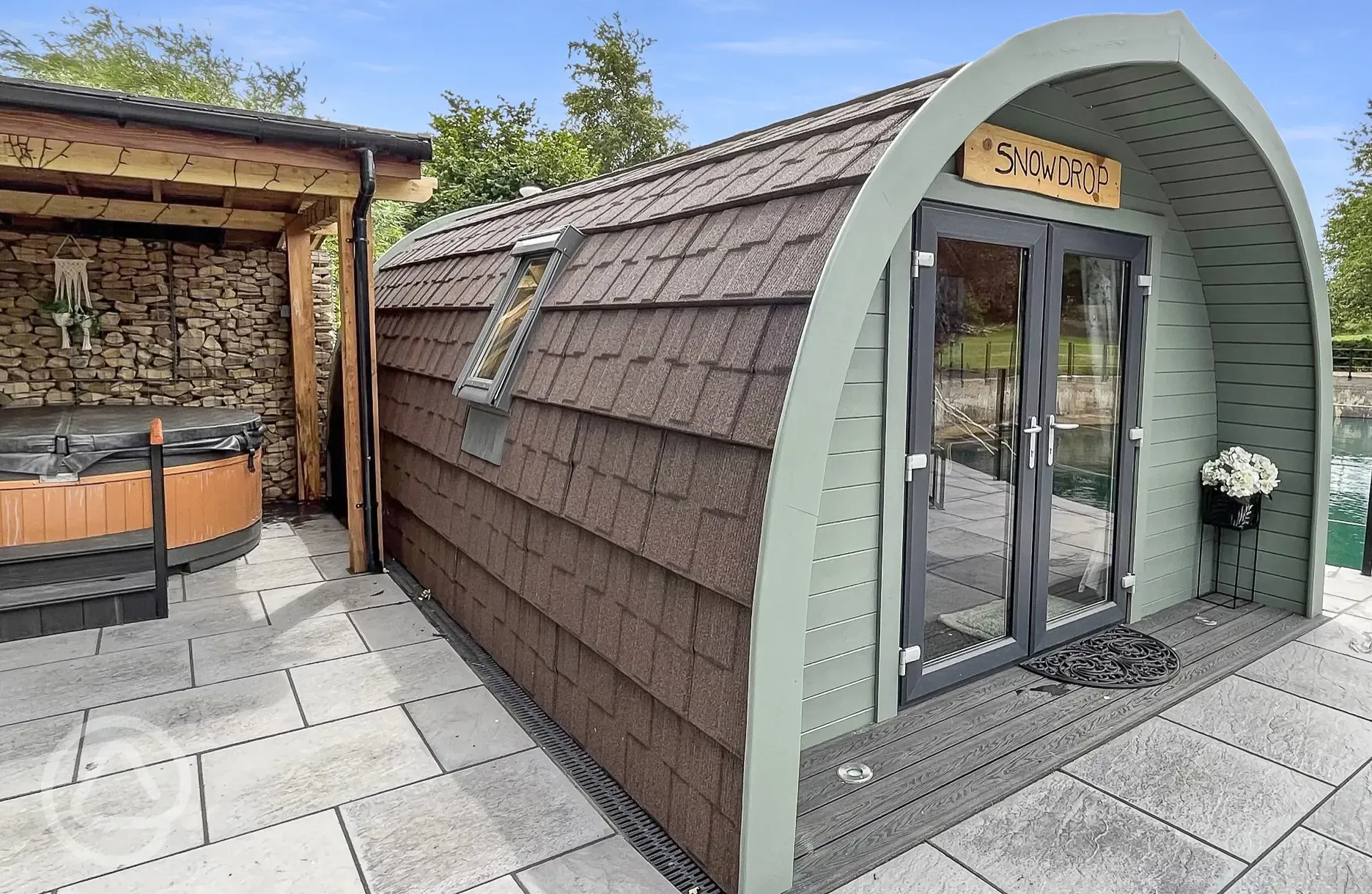 Snowdrop ensuite glamping pod with hot tub