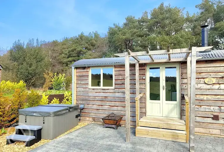 Shepherd's hut with jacuzzi electric hot tub and fire pit