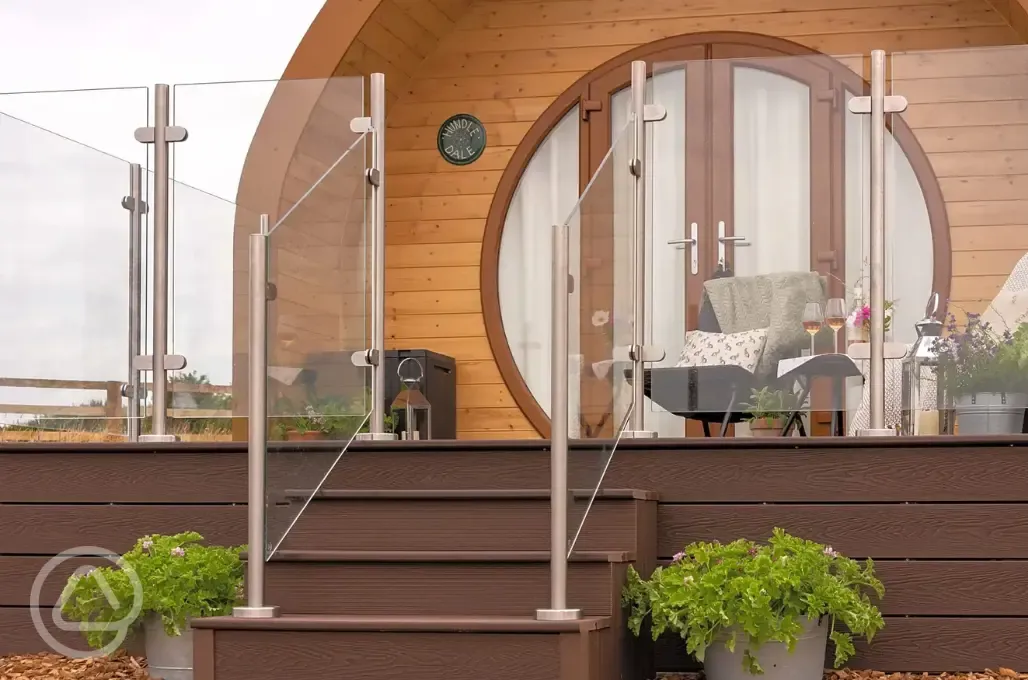 Ensuite glamping pod - balcony area