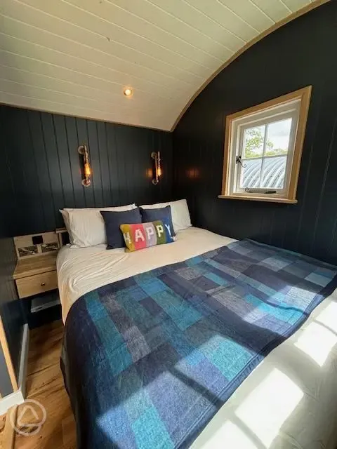 Ensuite shepherd's hut king size bed