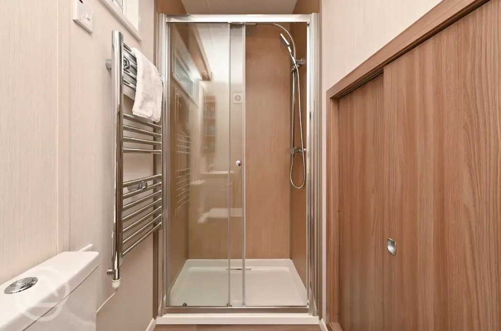 Ensuite glamping pod shower 