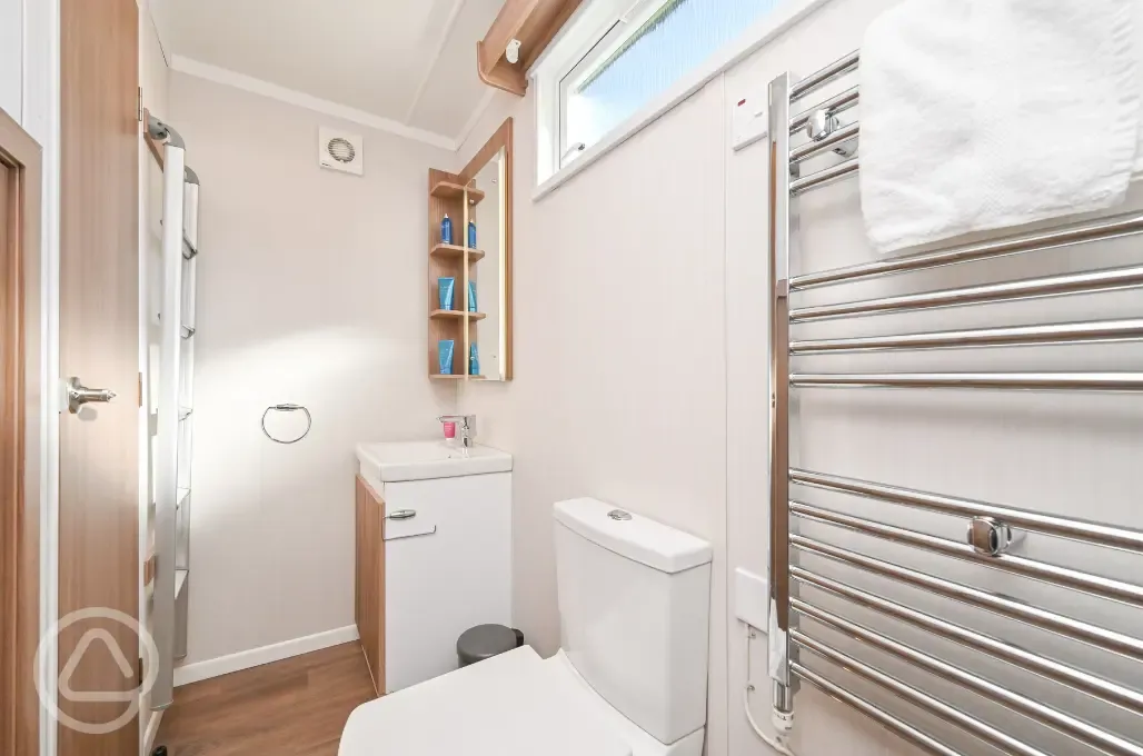 Ensuite glamping pod toilet and sink