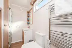 Ensuite glamping pod toilet and sink