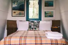 Caban Cariad pod interior