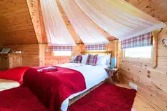 King sized bed in the Ensuite Cabin of Heart (bedding included)