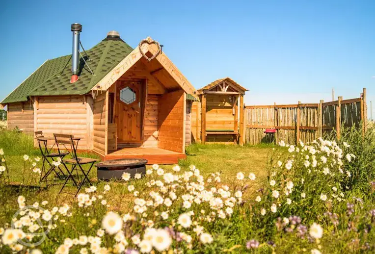 Ensuite Cabin Of Hearts (Dog Friendly) at Hatters Meadow