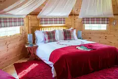 King sized bed in the Ensuite Cabin of Heart (bedding included)