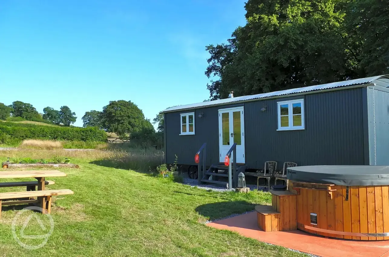 Red Kite shepherd's hut and hot tub