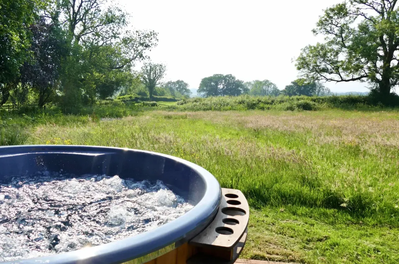 Red Kite shepherd's hut hot tub